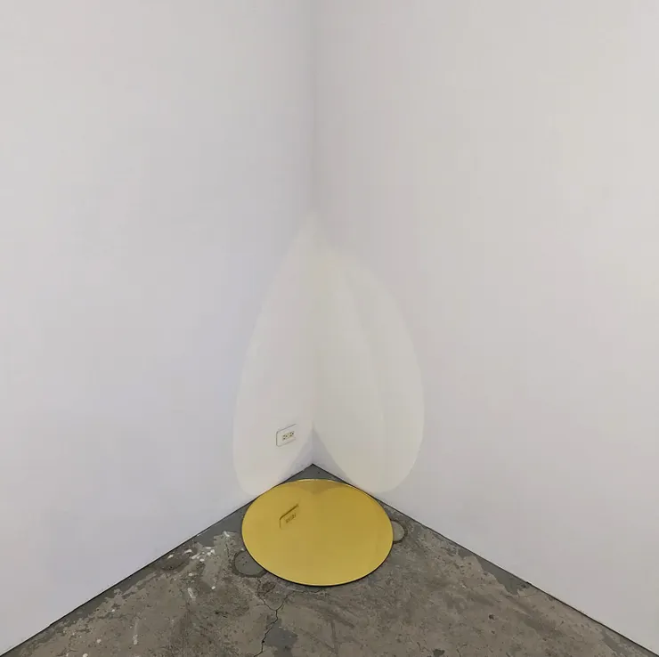 積吶虹光,〈光,倒轉的愛心火焰〉,2023年,壓克力板。