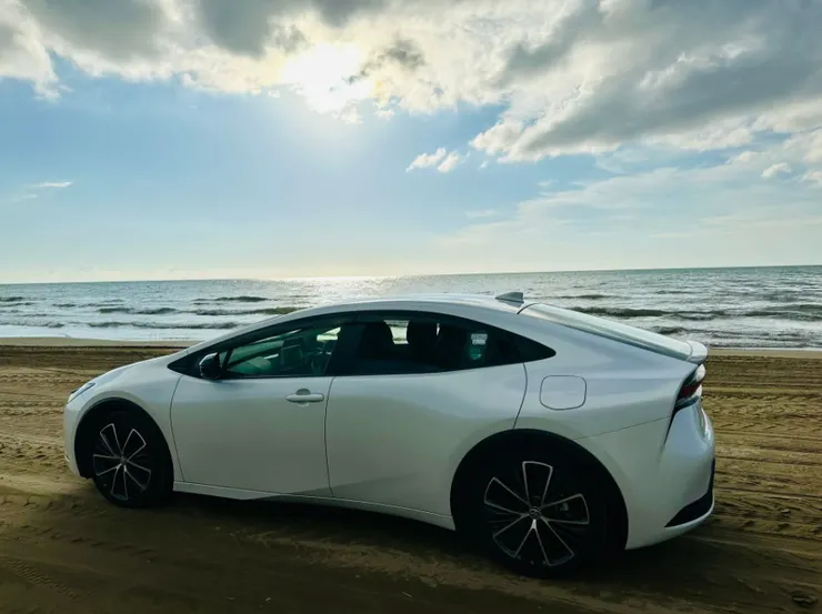 2023年9月租的PRIUS 2.0，拍攝於千里濱凪沙道路