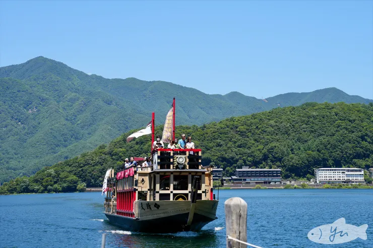 遊覽船吹風看風景