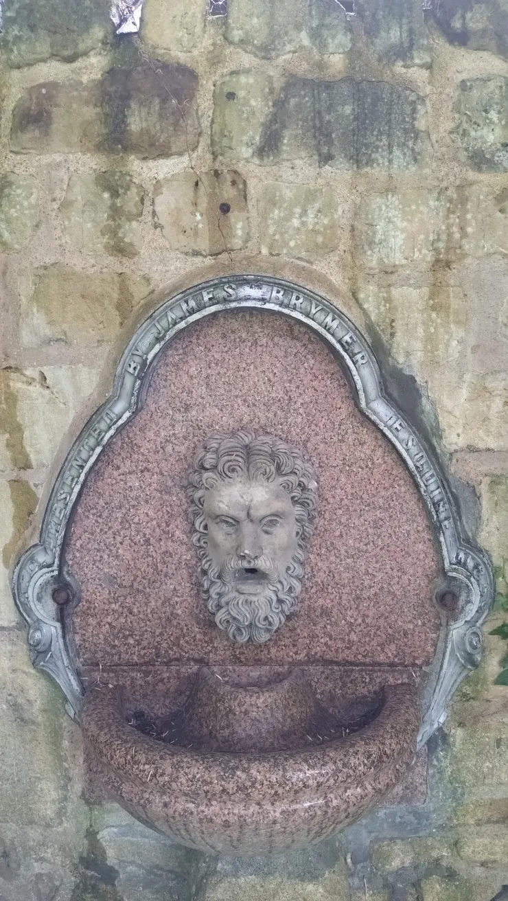 公園裡的噴水裝飾雕像，咦?水呢?