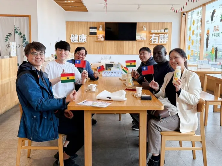 圖說:旺萊山以鳳梨全果應用打響世界知名度,不僅成為國際旅客最愛台灣伴手禮之一,2025年也計畫進軍日本,更吸引迦納土王(右二)慕名前來參訪,由劉家發(左三)與劉又睿(左二)親自接待。(資料來源:旺萊山)