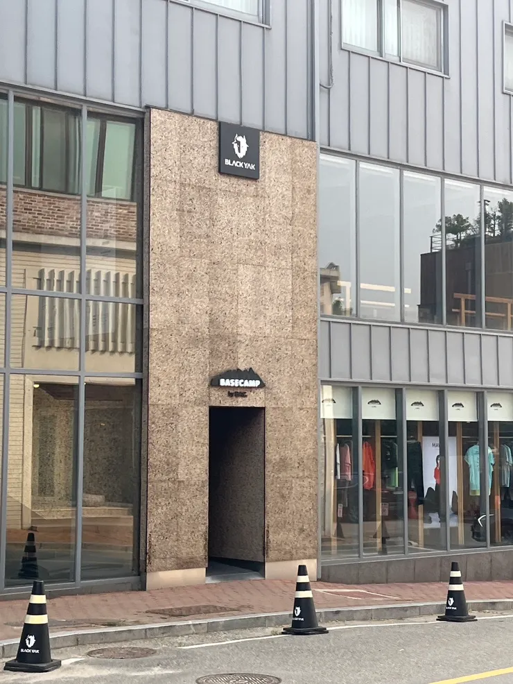 山下的大西門街有一整排的戶外運品店