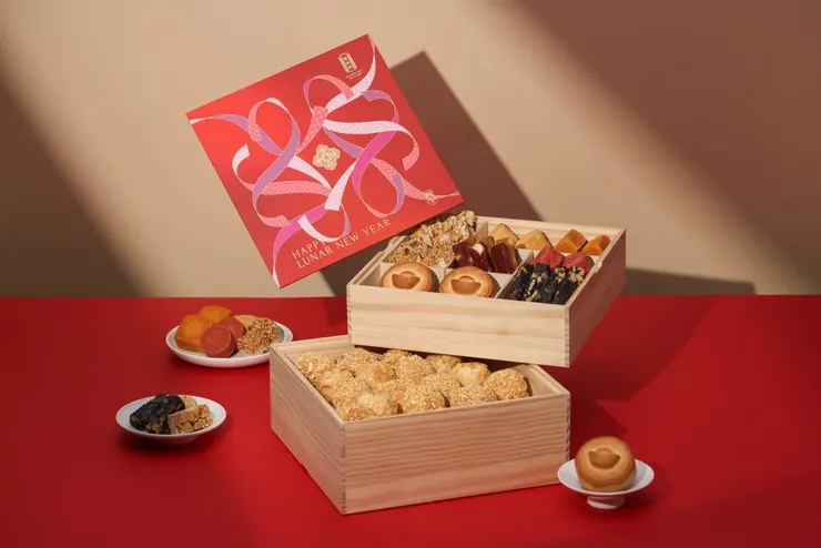 舊振南春節限定「百福多寶盒」設計靈感源自清代宮廷御用的「多寶格」，同時融入日本新年祈福文化的儀式感，將多重福氣與吉祥意涵悉心收藏其中。