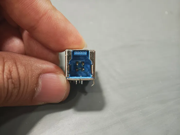 我們可以明顯看到,裡面的固定片已經折斷消失。