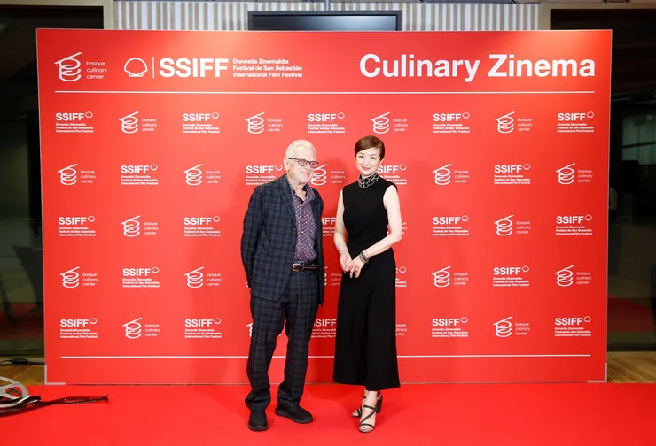 監製Jeremy Thomas（左）與鈴木京香參加西班牙的San Sebastián International Film Festival