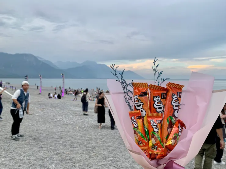 完成疊石挑戰並上傳社群，就能獲得限量的七七乳加巧克力花束。