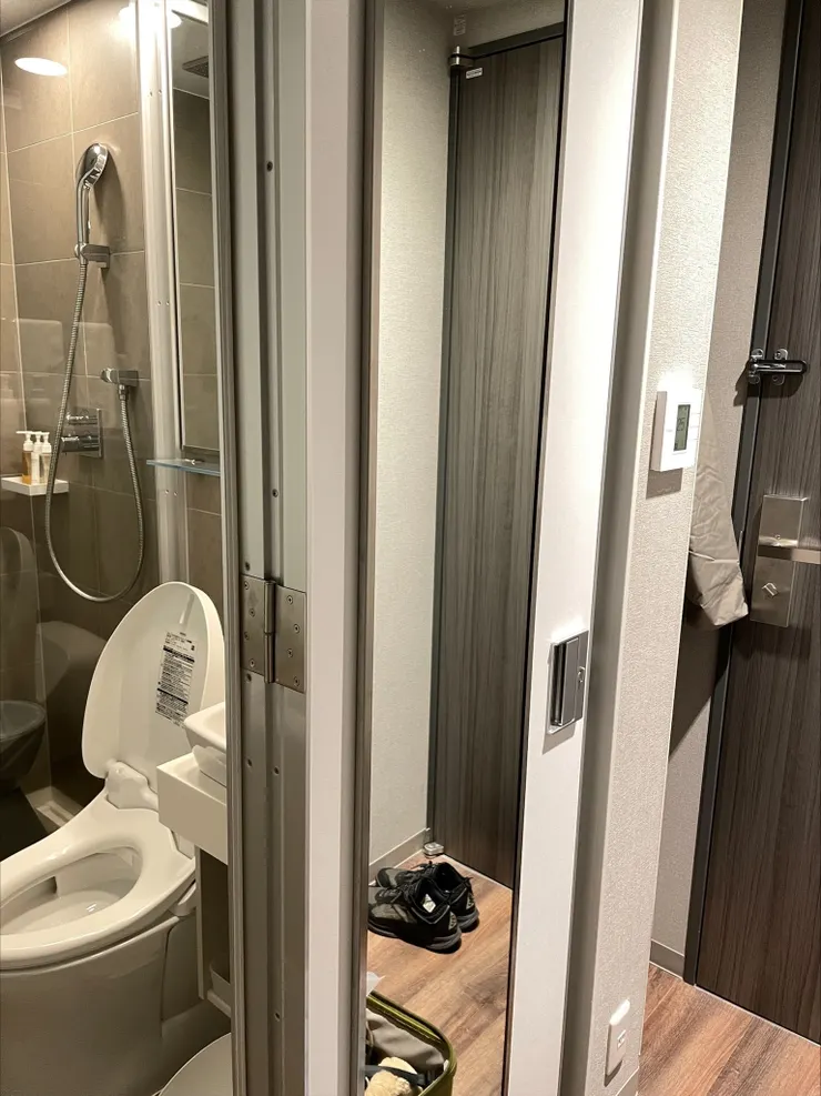 浴室門口的全身鏡