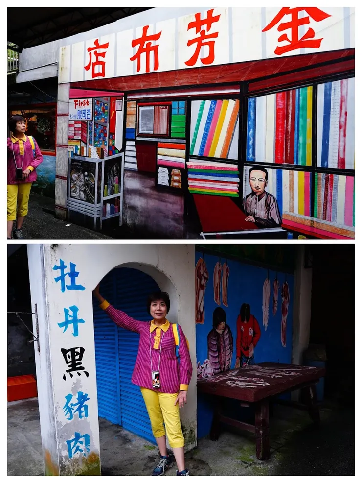 豬肉攤和布店在巷道相對， 帶人進入牡丹過往的熱鬧年代， 是「古趣咖啡店」老闆應邀創作。