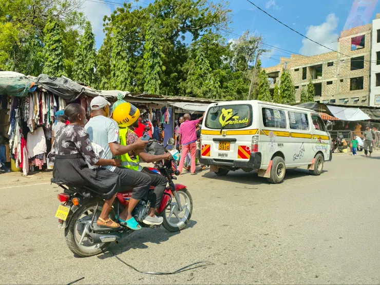 Boda boda載客機車，三載四載都看過，機車前是共乘小巴。