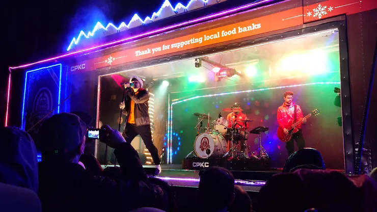 加拿大歌手Tyler Shaw在聖誕火車舞台上演唱