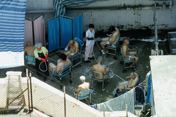 《白日之下》還原劍橋護老院虐老場景,輿論反應兩極