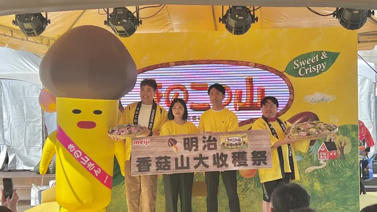 台灣明治副總經理下田將人(右二)、日本搞笑藝人Wes-P(右一)、藝人關韶文(左一)合影