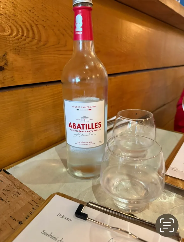 通常，在歐洲吃飯，大家都習慣先點一瓶水和酒，然後再慢慢點餐