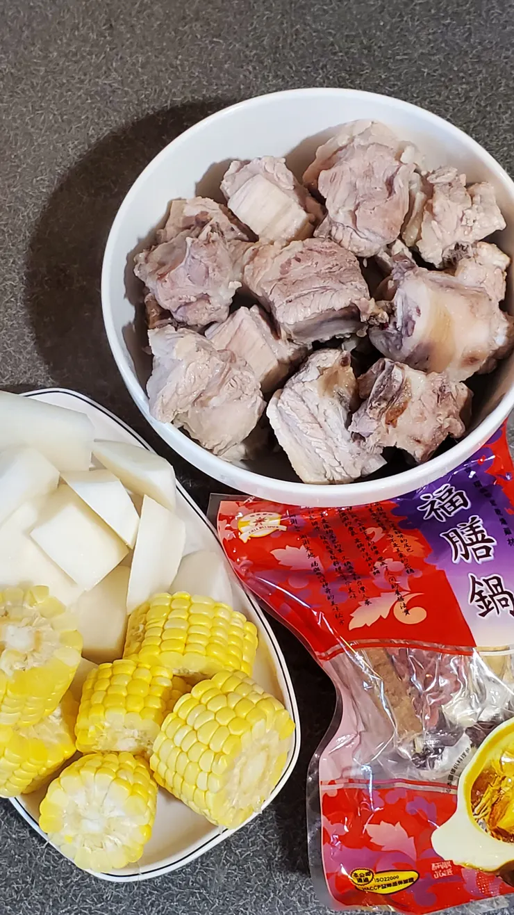 宅食儀式之求生筆記_狗尾福膳鍋藥包及切好的食材