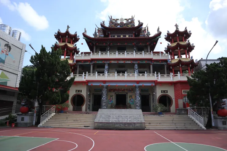 與明湖國小並存的開林寺