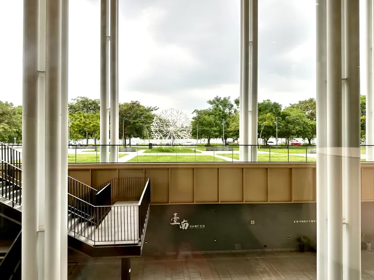 地下樓有展覽區，也有很大面積的兒童圖書、桌遊、遊戲區