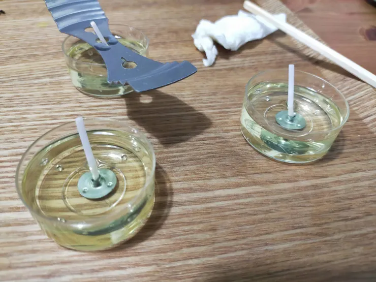 前面沒有放蠟芯固定器，後面的有放，但……