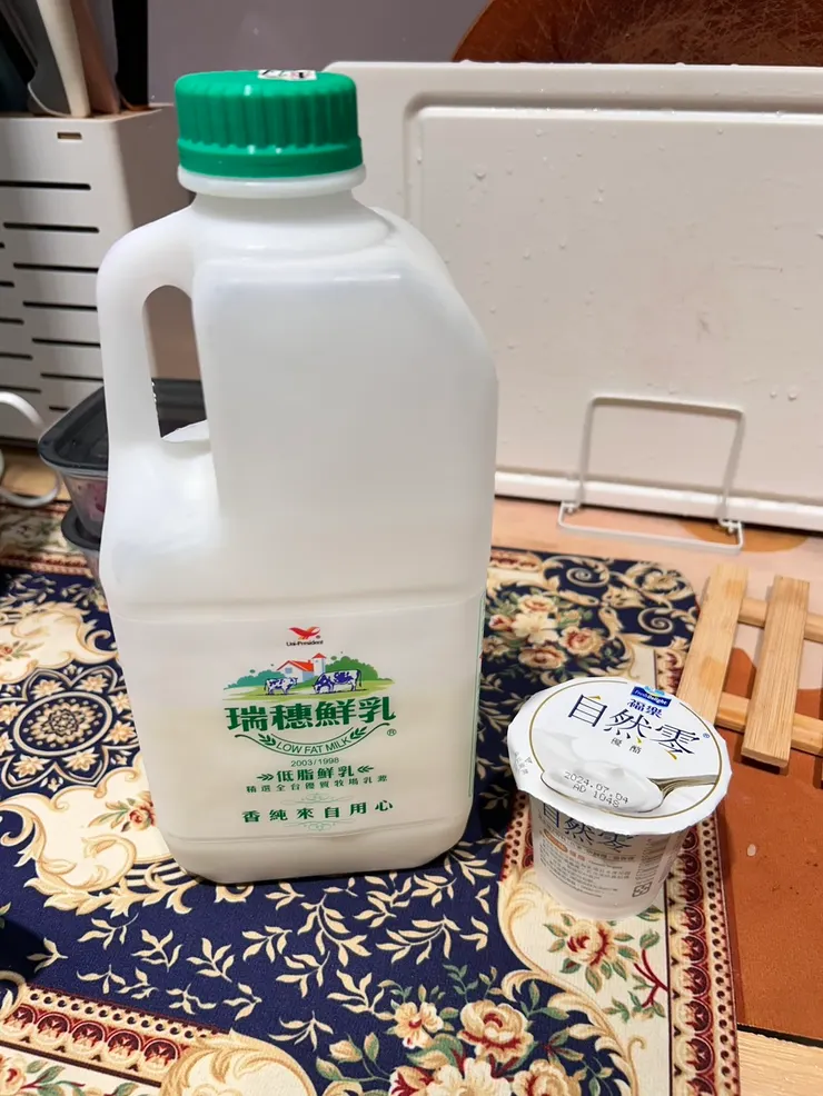 使用低脂鮮奶900CC +優格100G (剛好一杯)