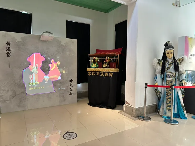 布袋戲博物館是在介紹國寶藝師： 黃海岱大師 的一生，裡面除了有他的生平，也有許多戲偶的演變歷史