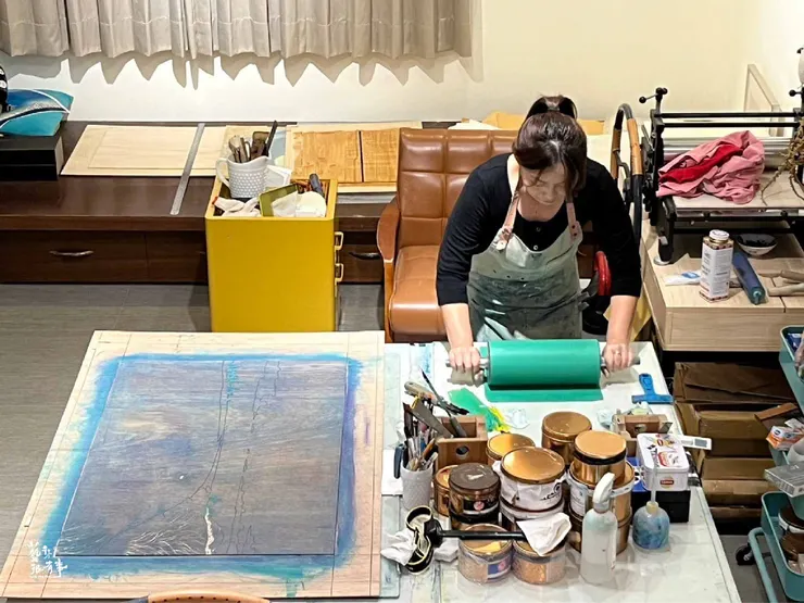 李屏宜製作版畫中