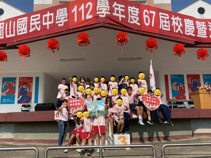 超人手勢☺️（後來才發現舉牌的孩子把自己給消失了😭😳）