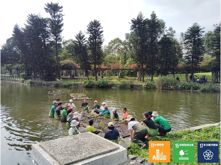 放置浮島的這一趴大概是整天裡、全場中最費勁,但也是最高潮的一刻吧──因為就當每座浮島平妥接觸到水表面的那一瞬刻,現場總會響起讓人悸動的歡呼與掌聲,好像連水面也跟著起了波漪一樣