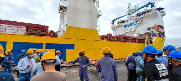 【海吊船如期抵達這過程難得一遇!起吊前照例在岸邊舉辦祈福儀式。】