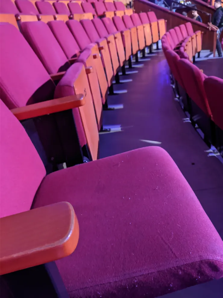 紀念一下原本應該是我朋友坐的空空位置😥