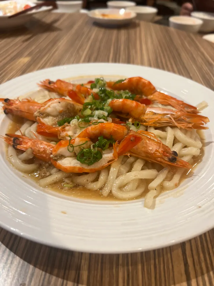 蒜蓉鮮蝦。不是一般常吃到的口味，有紹興酒的味道，所以第一口吃下去被衝擊到。還可以，但不特別推薦。