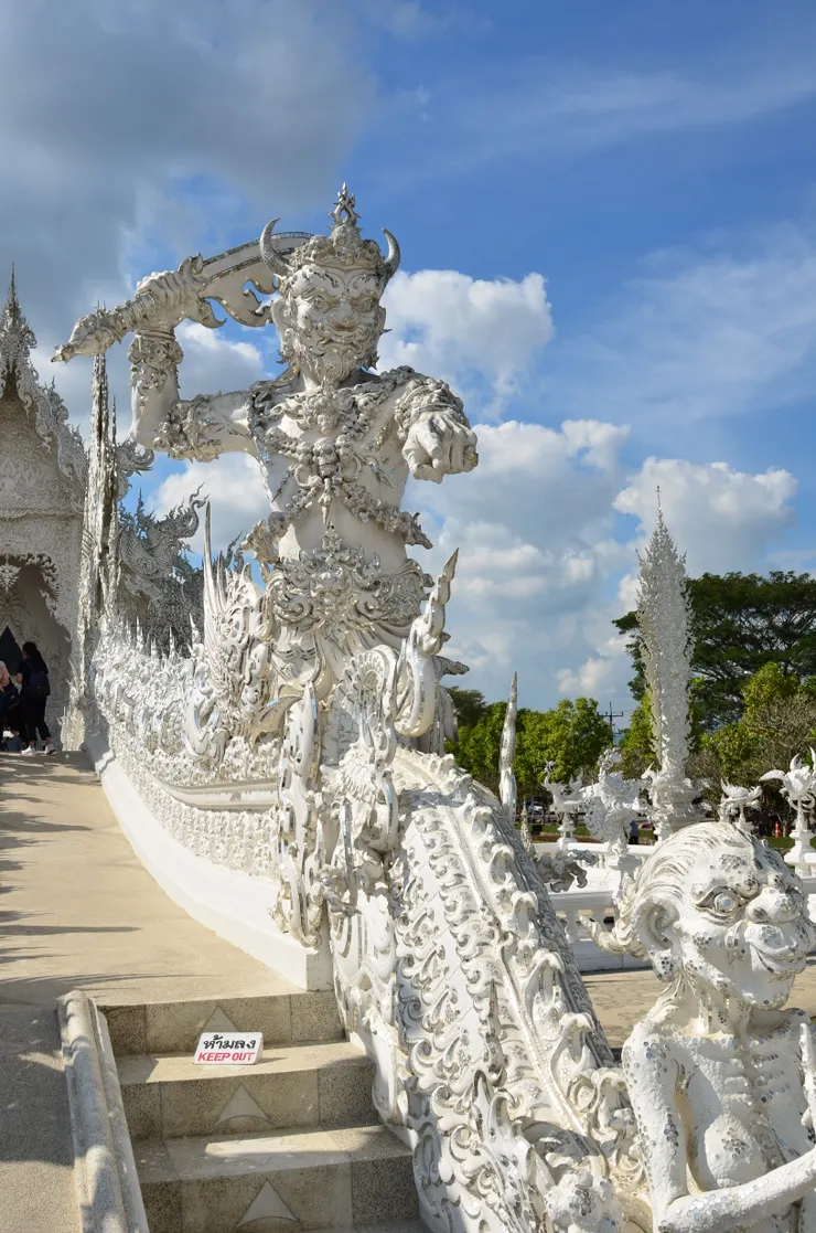 奈何橋上的使者栩栩如生