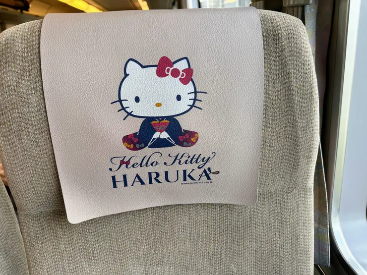 車上的每一個座位都配上Hello Kitty的墊子，讓乘客埋在可愛當中