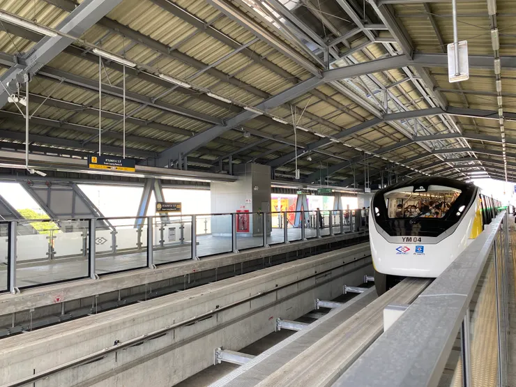 剛好遇到試營運捷運黃線的免費搭乘最末日，當然要搭搭看嚐鮮