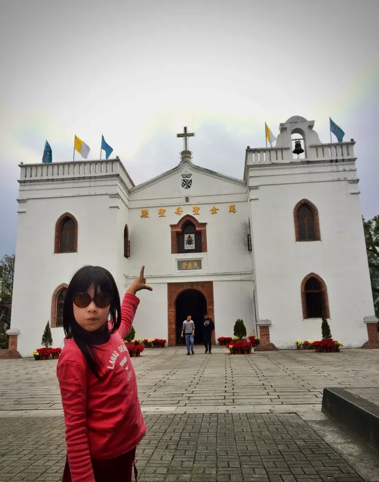 在牆上金色的「母」與「聖」中間上方有個石碑上有「奉旨」兩字