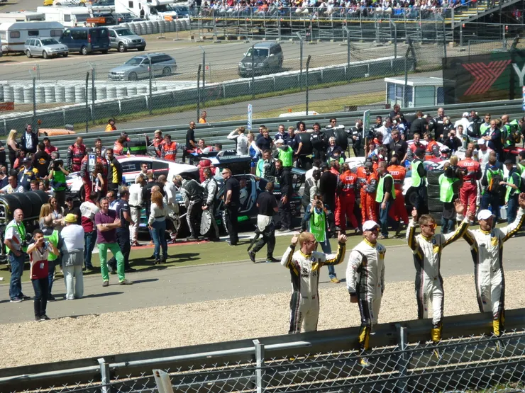 選手們在賽前與觀眾揮手致意。