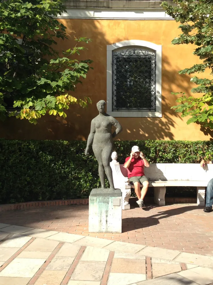 園內處處可見藝術作品(義大利雕塑家馬里諾·馬里尼的《Pomona》)