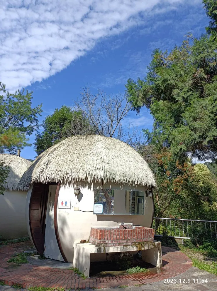 康濟吊橋旁,特殊造型的公廁!