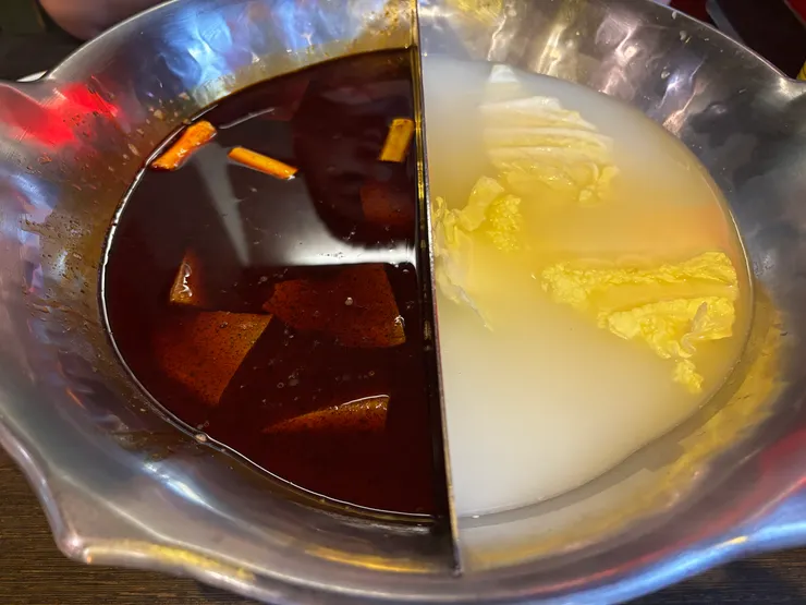 鴛鴦鍋（湯底無限續）