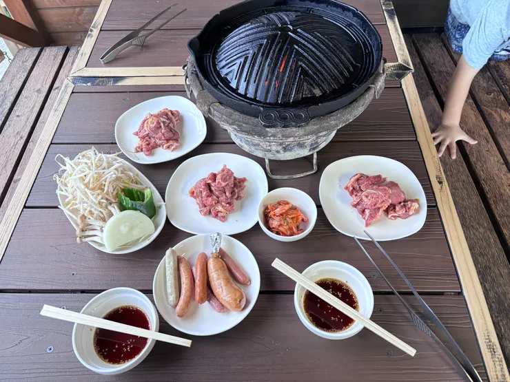 成吉思汗大餐，開烤囉！這間店的醬汁是用沾的，不用倒進去烤盤喔～