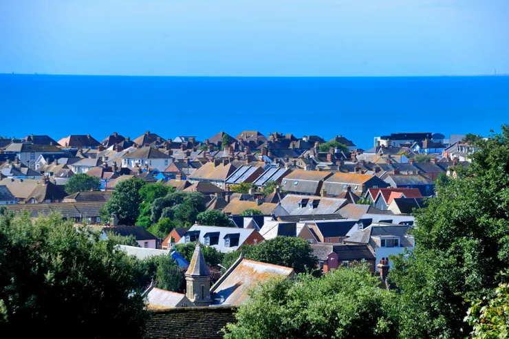 【登墓園俯瞰小鎮想到人生忽如寄！墓園頂端有海斯最好的視野，從高街到海峽一覽無遺。】