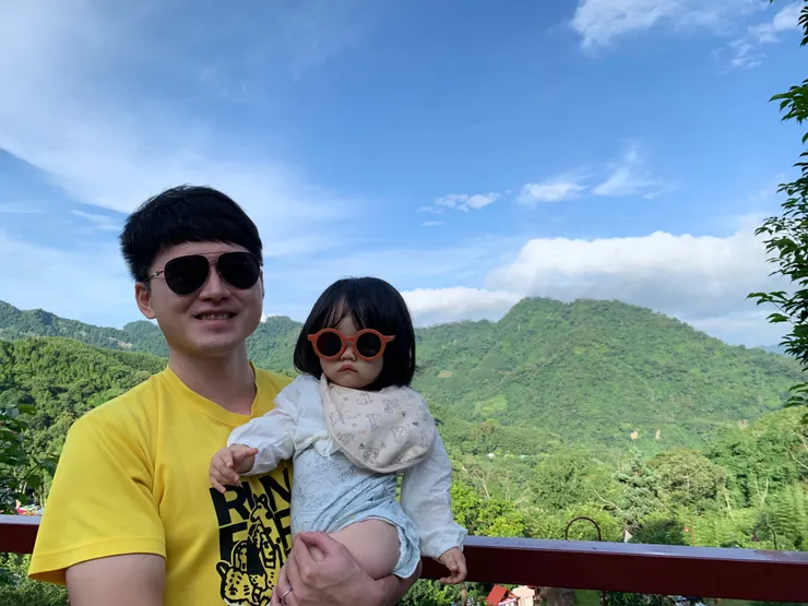 早起跟爸爸一起戴墨鏡和山景