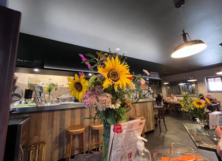 每張餐桌都擺上了鮮花