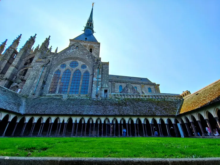 【迴廊不見修士沉思惟聞遊客讚聲！令人嘆為觀止的修道院迴廊，到處都很好拍。】