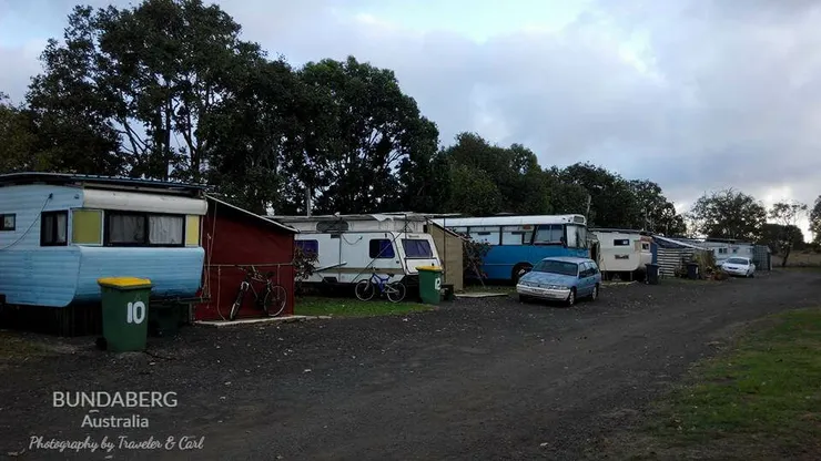 車屋營地照，一間間的車屋，代表著一個個的故事，中間的道路，就像是一個圍繞一圈的操場