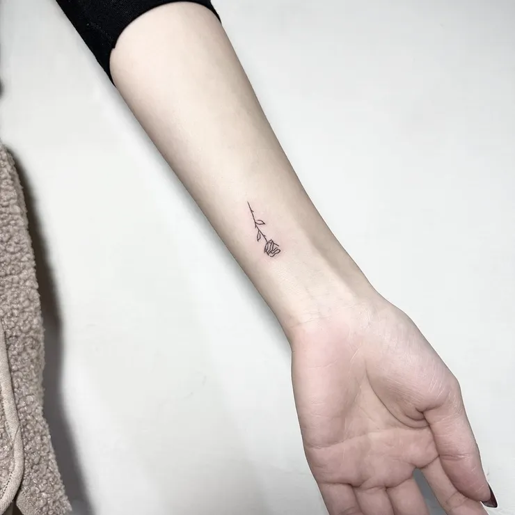 凱克刺青作品-線條玫瑰