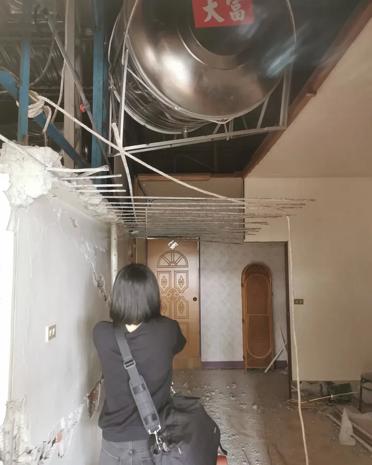 鄰居老人家趕不上國軍弟兄協助清理，只能再花錢請人打掉水泥牆和清理。水塔預計等重建好後要繼續用