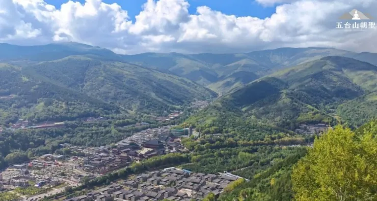 五台山的壯麗自然景觀，山脈起伏，綠意盎然。