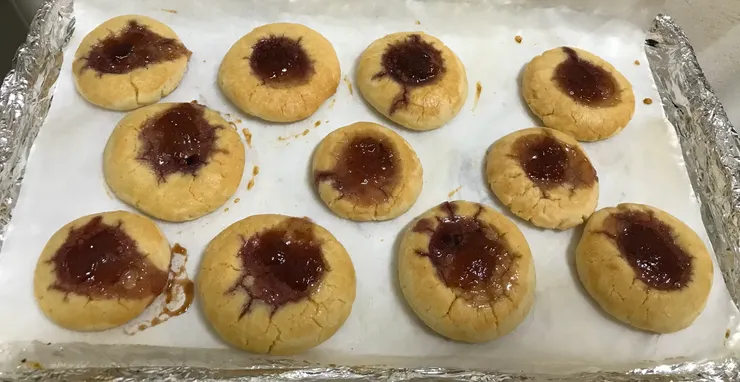 加入桑葚果醬和草莓果醬烤到乾