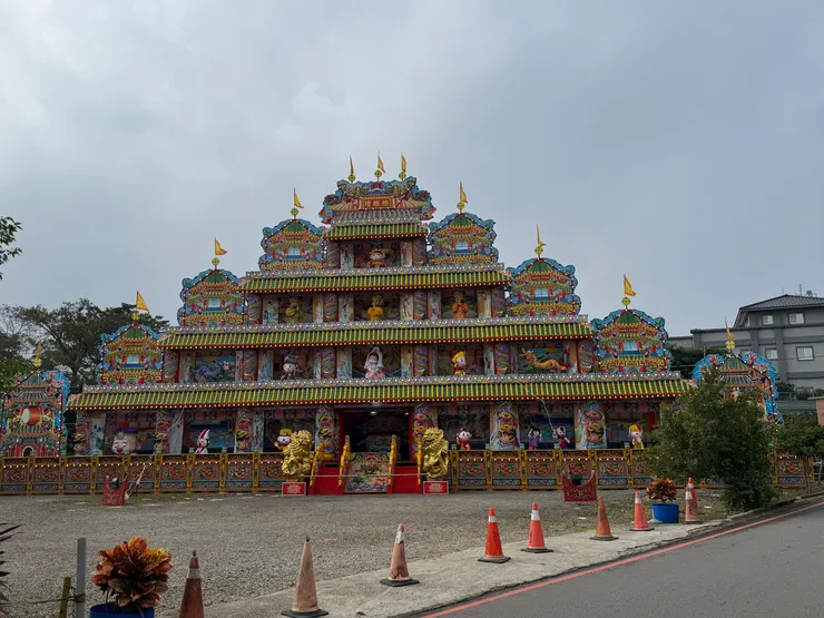 入口的祭台，還會動喔