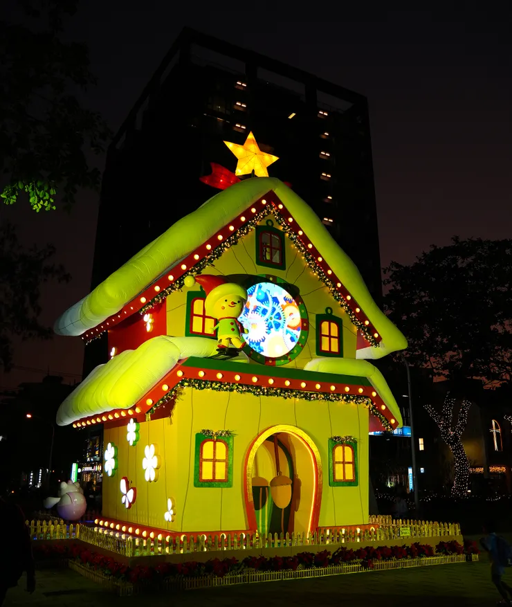 夜晚打燈的聖誕童話屋