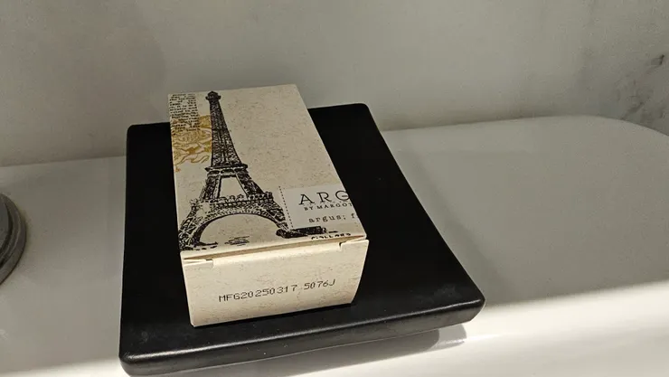 浴室的香皂盒子上有巴黎鐵塔圖案!